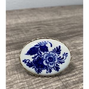 Vintage Blue White Porcelain Floral Flowers Oval Framed Ladies Brooch Pin
